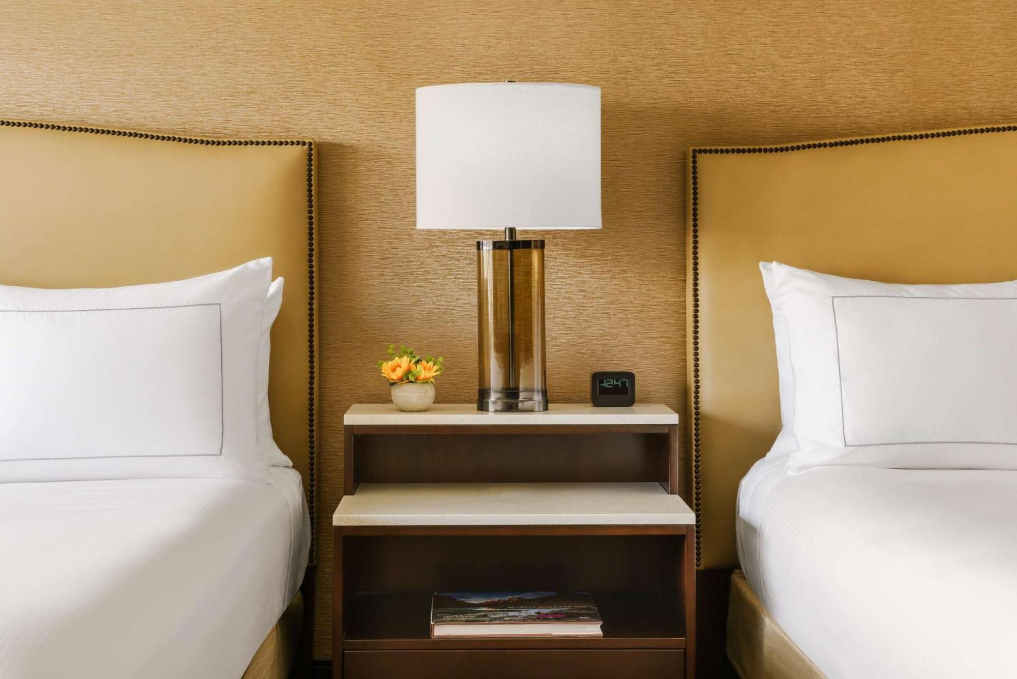 Hilton Phoenix Airport Exterior foto